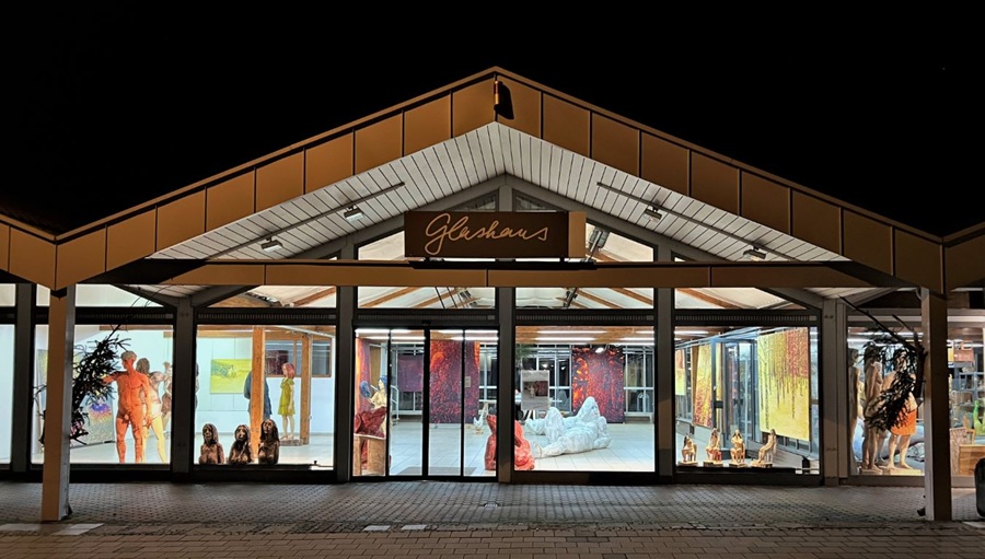 Einblick in das Glashaus bei Nacht